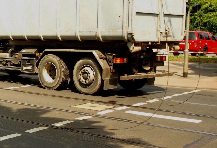 LKW riss Oberleitung ab Koeln Deutz Am Schnellert Siegburgerstr P023.JPG